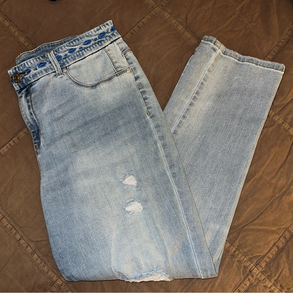 CHICOS So Slimming Embroidered Girlfriend Crop Jeans - Picture 8 of 11